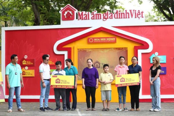 Mái ấm gia đình Việt Tập 20 Hứa Minh Đạt, Phương Lan hợp sức mang về 85 triệu đồng cho trẻ mồ côi