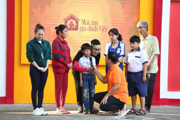 Mái ấm gia đình Việt Tập 22 MC Quyền Linh, Thanh Thảo Hugo bỏ tiền túi giúp đỡ các em nhỏ mồ côi