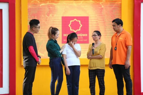 Mái ấm gia đình Việt Tập 22 MC Quyền Linh, Thanh Thảo Hugo bỏ tiền túi giúp đỡ các em nhỏ mồ côi