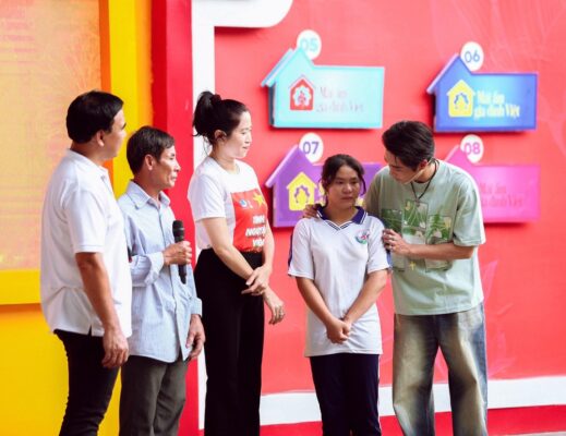 Mái ấm gia đình Việt Tập 24 MC Quỳnh Hoa tặng học bổng đến năm 18 tuổi cho em nhỏ mồ côi