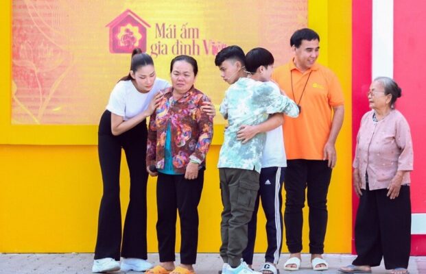 Mái ấm gia đình Việt Tập 25 Hoàng Thùy, Tuấn Dũng hợp sức mang về 105 triệu đồng tặng các em nhỏ mồ côi