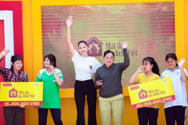 Mái ấm gia đình Việt Tập 25 Hoàng Thùy, Tuấn Dũng hợp sức mang về 105 triệu đồng tặng các em nhỏ mồ côi
