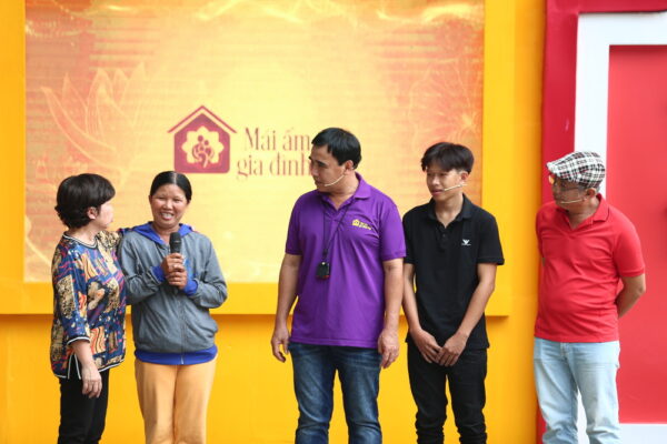 Mái ấm gia đình Việt Tập 27 Nghệ sĩ Trung Dân, Phi Phụng tặng hết cát-xê cho các em nhỏ mồ côi