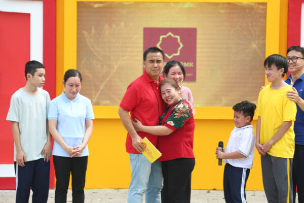 Mái ấm gia đình Việt MC Quyền Linh nhận giải “Nghệ sĩ vì cộng đồng” năm 2022