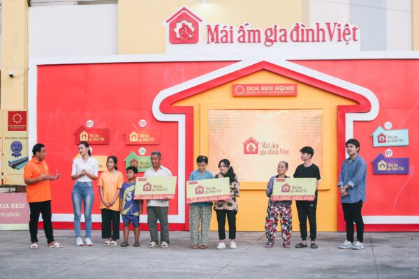 Mái ấm gia đình Việt Tập 14 MC Quyền Linh xót xa cậu bé mồ côi tự bán hàng online trang trải cuộc sống