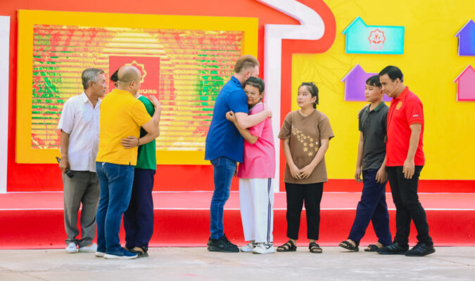 Mái ấm gia đình Việt tập 01 Nghệ sĩ Quốc Thuận và ca sĩ Kyo York hợp sức mang tiền thưởng về cho các gia đình khó khăn