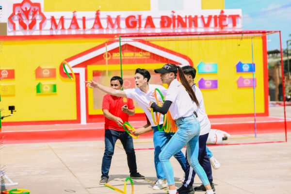 Mái ấm gia đình Việt tập 02 MC Quyền Linh nghẹn ngào khi 3 anh em mồ côi giành 70 triệu tiền thưởng
