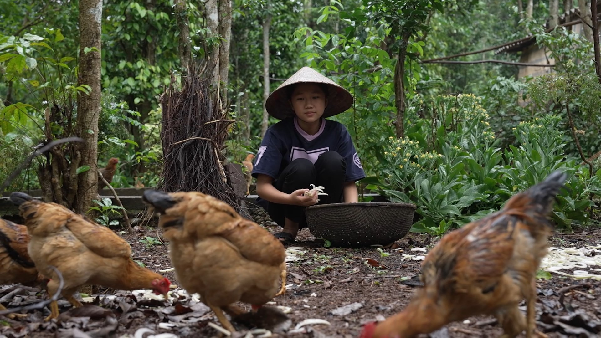 Em Hoàng Thị Bảo Trâm tranh thủ sau giờ học phụ giúp việc gia đình để mẹ đỡ vất vả hơn. 