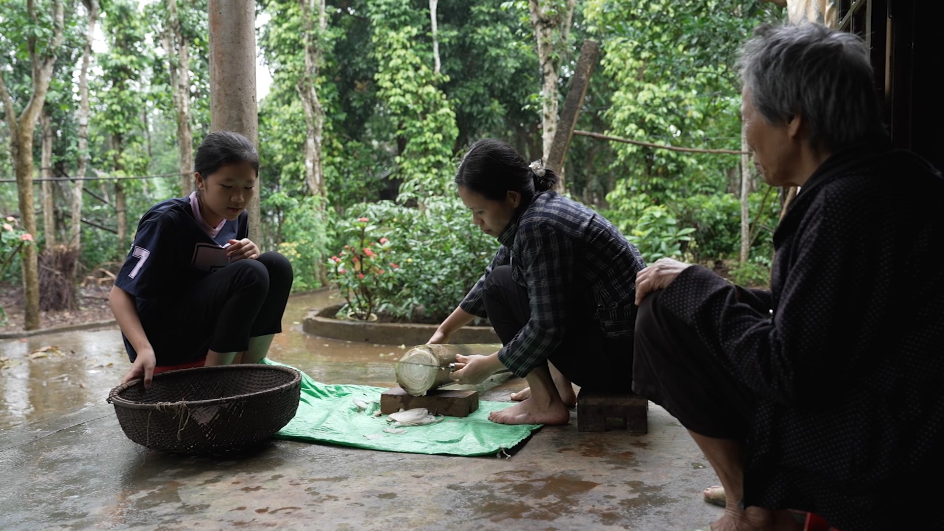 Gia đình Trâm thiếu vắng hình bóng người trụ cột, mọi khó đổ dồn lên đôi vai mẹ em. 