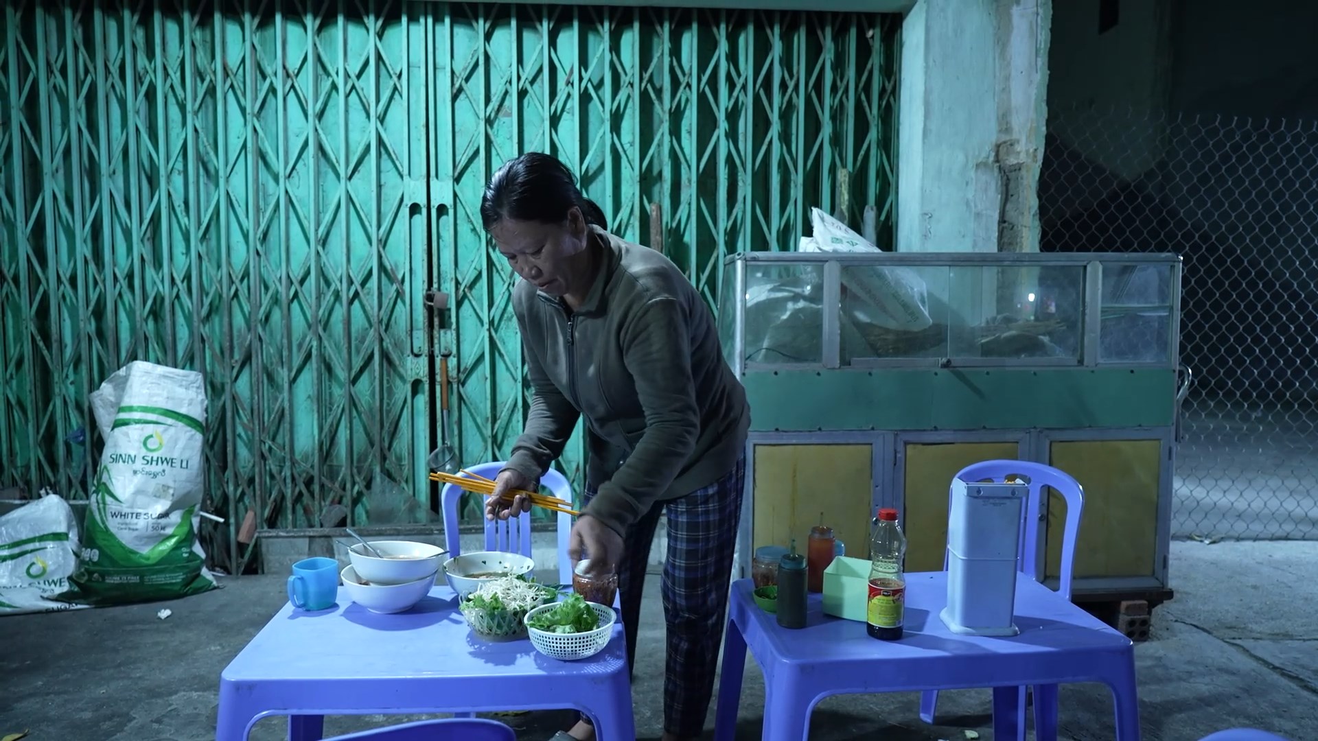 Dù sức khỏe yếu đi nhiều, nhưng chị Cúc chưa bao giờ dám gục ngã, vì sau chị còn có mẹ chồng và các con 