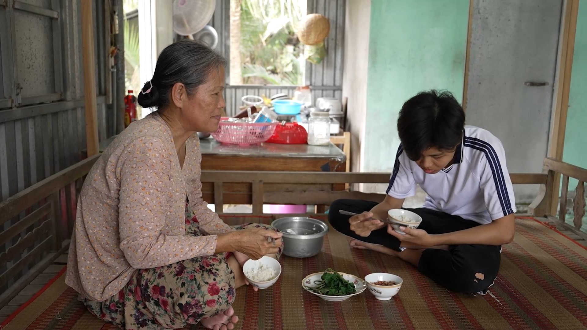 Cơm trắng với rau luộc không thể đủ chất để 2 mẹ con em Đức Dung chống chọi với những căn bệnh quái ác
