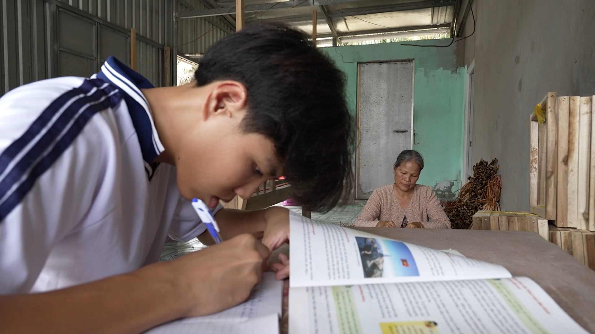 Em Phan Nguyễn Đức Dung luôn cố gắng học tập với mong muốn sớm có công việc ổn định để chăm sóc mẹ 