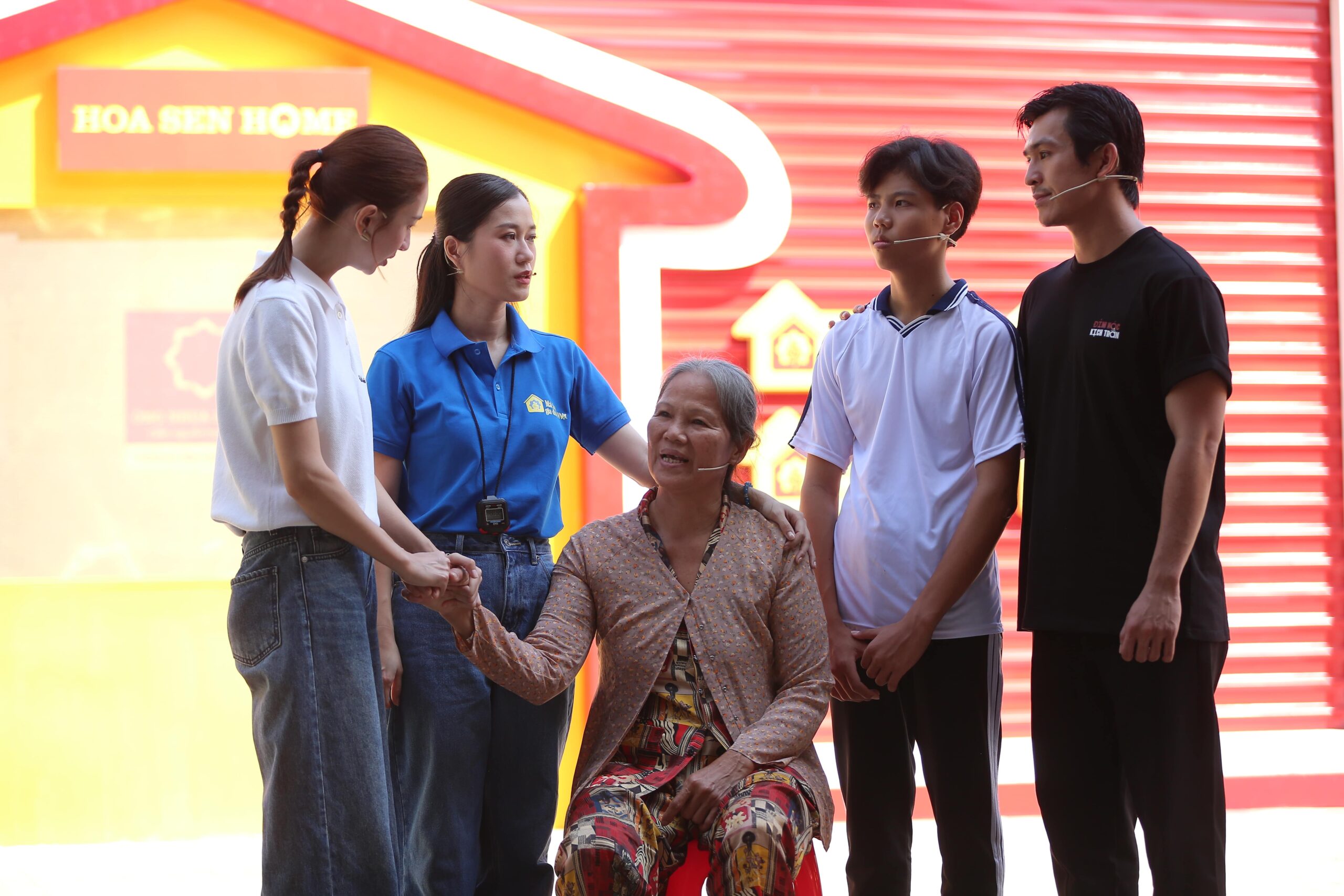 Nỗi lo lớn nhất của người mẹ vừa là sức khỏe của con, vừa sợ mình không đủ sức  để đi tiếp cùng con.