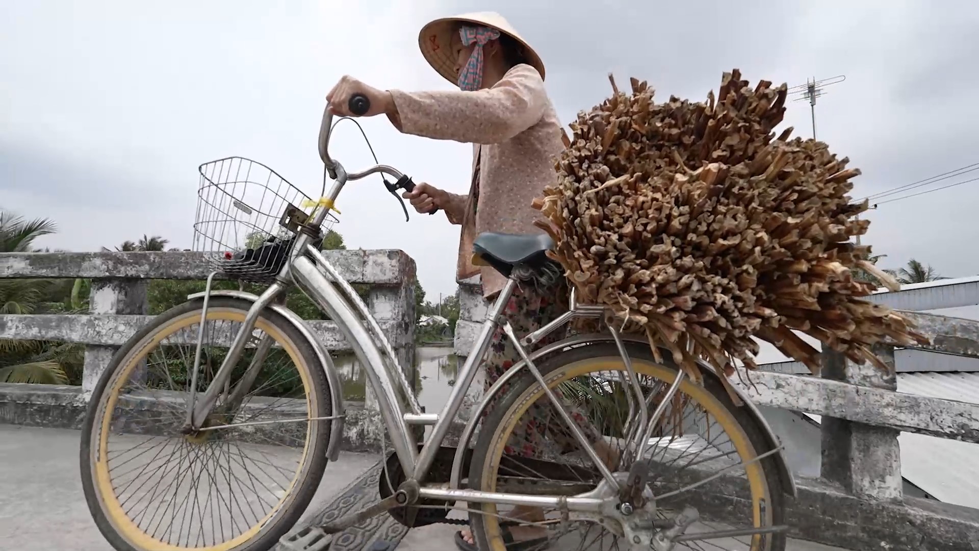 Mỗi ngày mẹ Đức Dung lại gồng gánh thêm một nỗi lo toan cơm, áo, gạo, tiền, thuốc men của cả 2 mẹ con