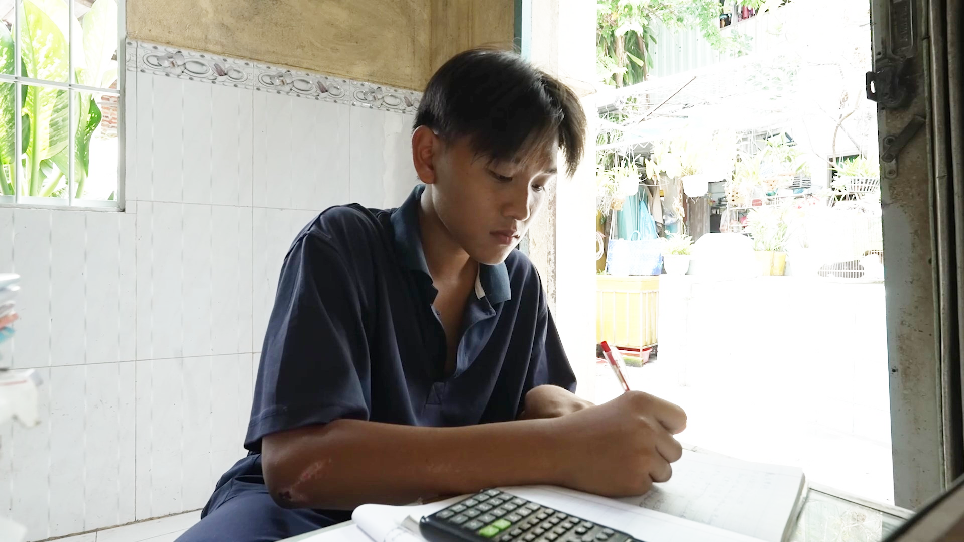 Em Trần Văn Vũ luôn nỗ lực học tập với hy vọng có thể sớm báo hiếu ông bà 