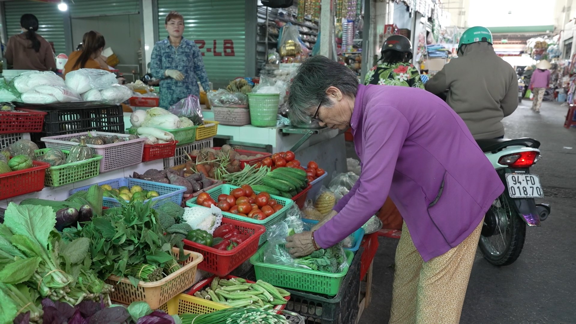 Gánh hàng rau đơn sơ chính là kế sinh nhai của 3 bà cháu em Tài