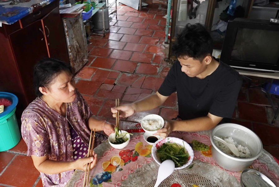 Trong căn nhà xiêu vẹo, không có gì quý giá hơn tình cảm hai mẹ con chị Huệ