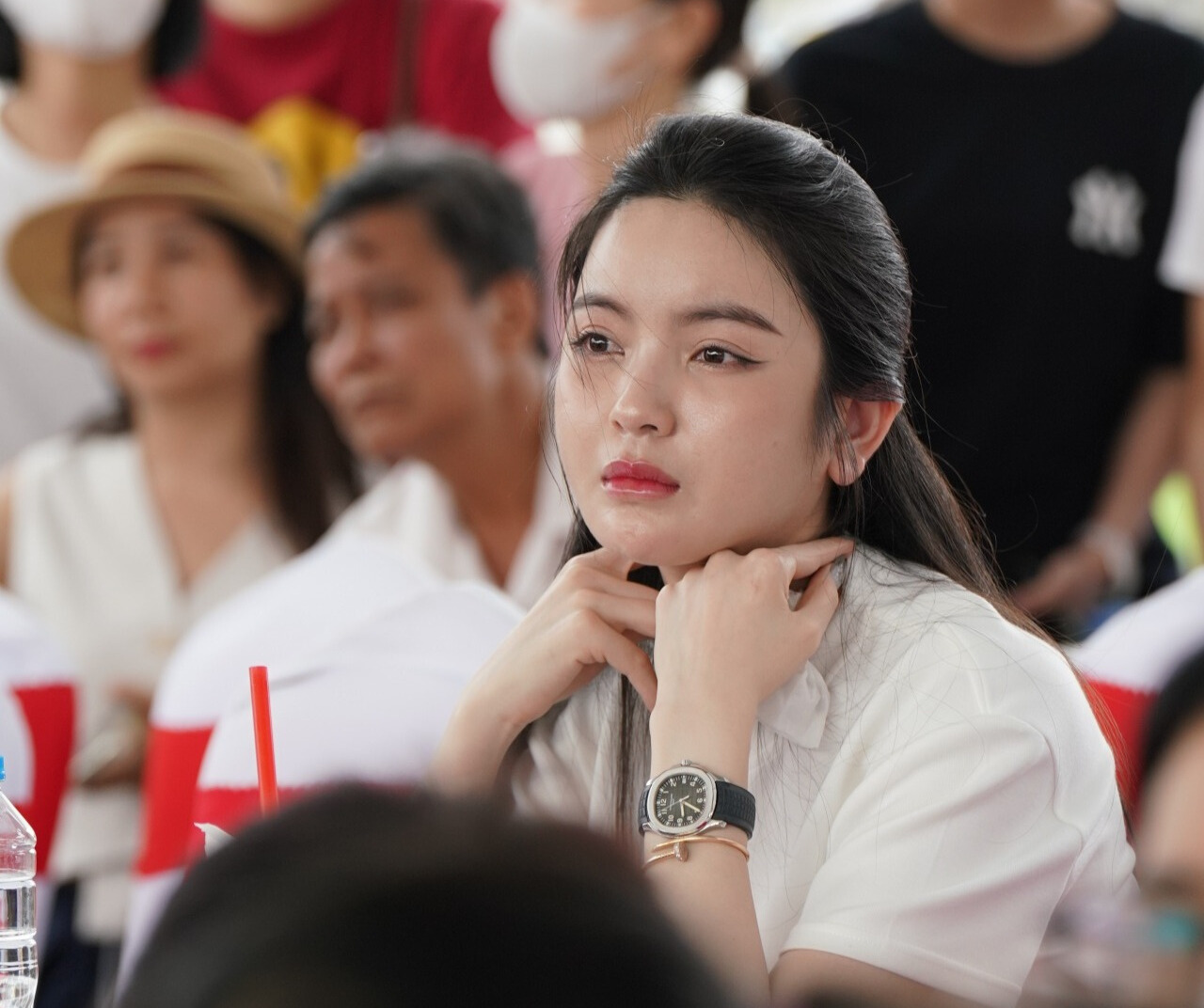 Bà xã cầu thủ Nguyễn Quang Hải đã có mặt từ sớm, theo dõi xuyên suốt câu chuyện của các gia đình trong chương trình 