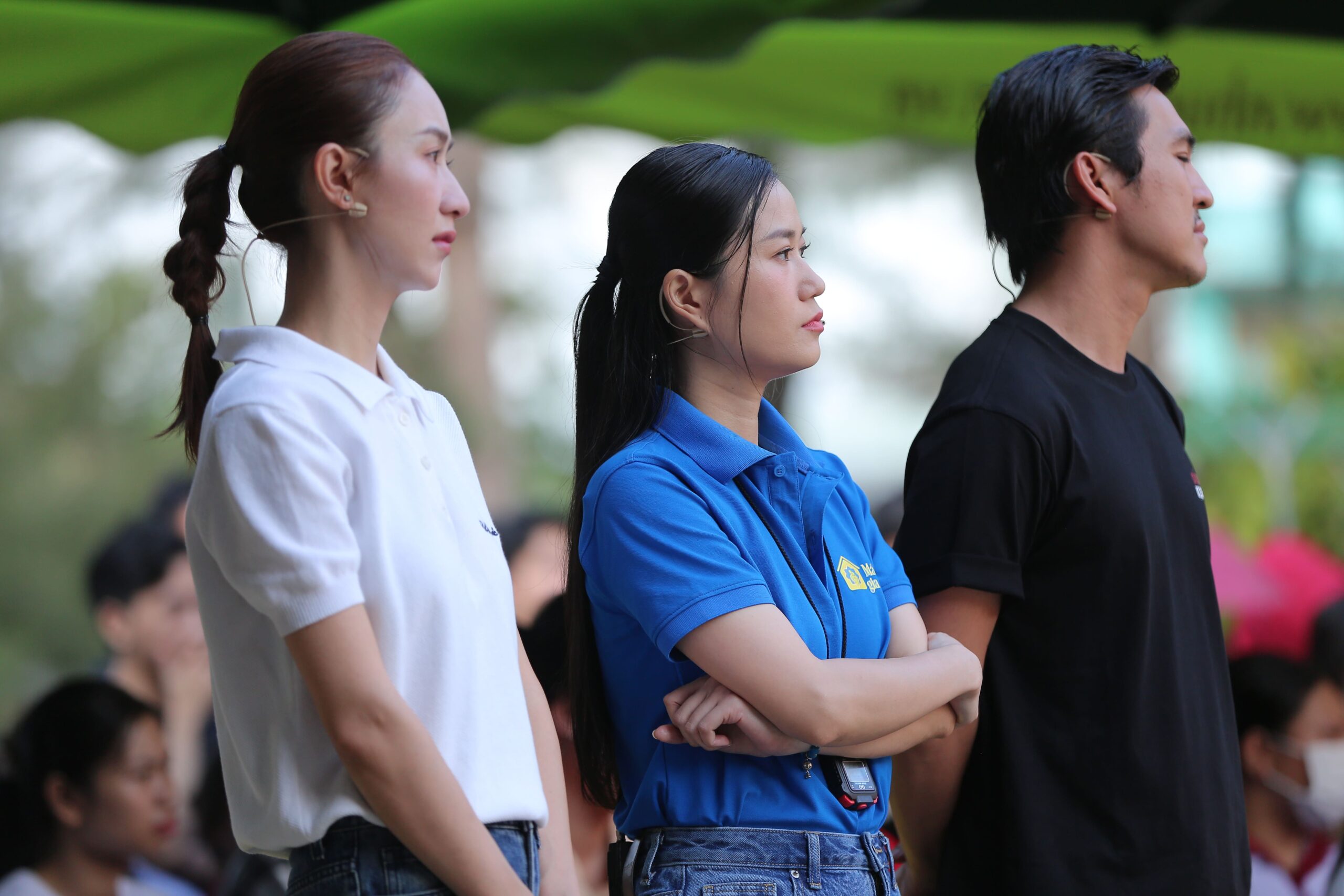 Diễn viên Lâm Vỹ Dạ trong vai trò MC cùng 2 khách mời là á hậu Hà Thu và nhiếp ảnh gia Vương Thiên Minh