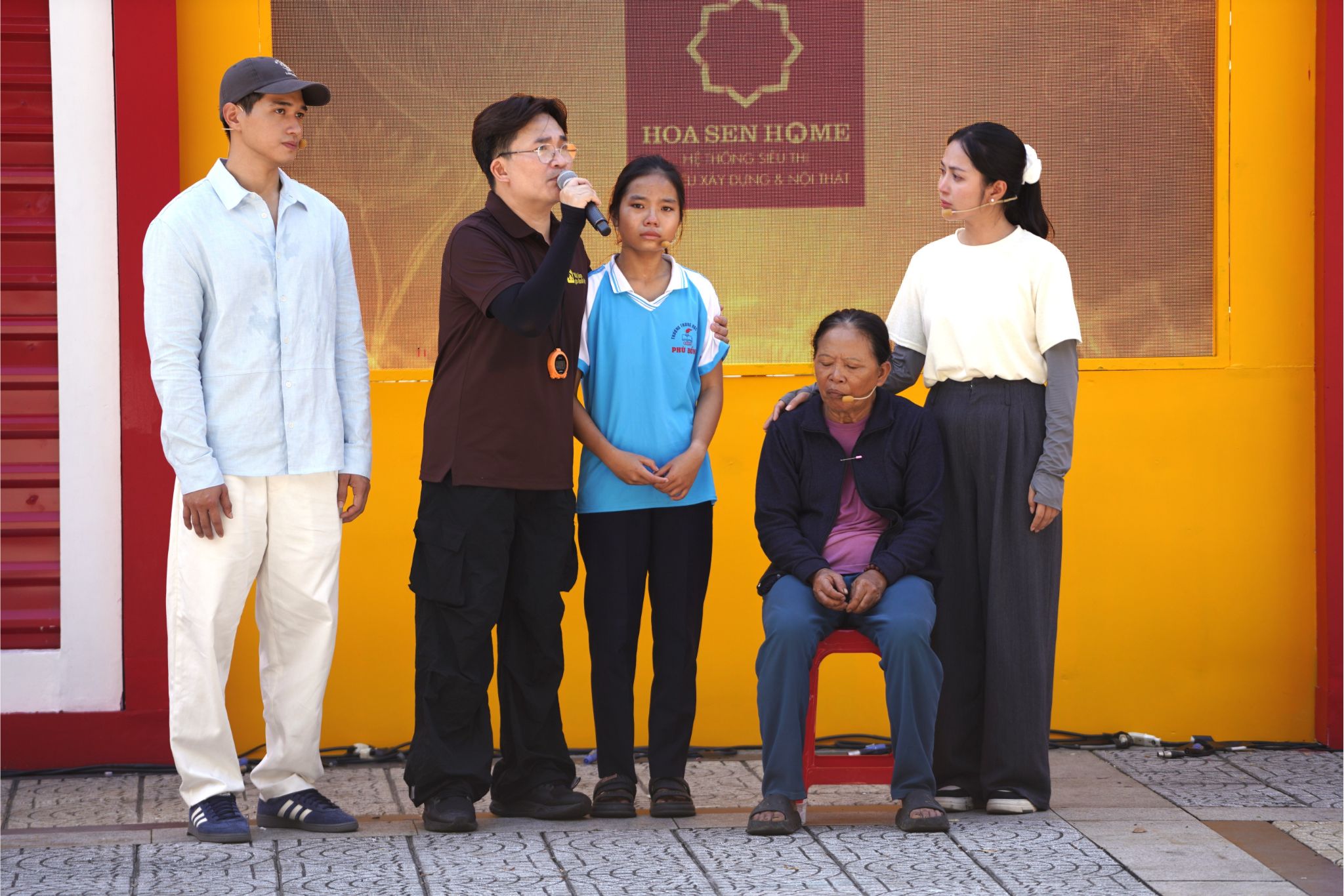 MC Đại Nghĩa và các nghệ sĩ rơi nước mắt khi lắng nghe câu chuyện của cô bé tự tay gửi thư đăng ký chương trình.