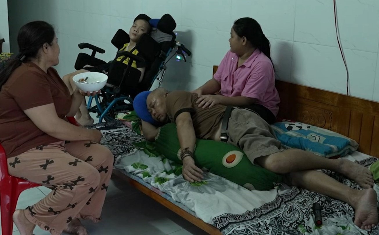Cả gia đình em Bảo Hân nương náu trong phòng trọ nhỏ giữa những tháng ngày khó khăn chồng chất.