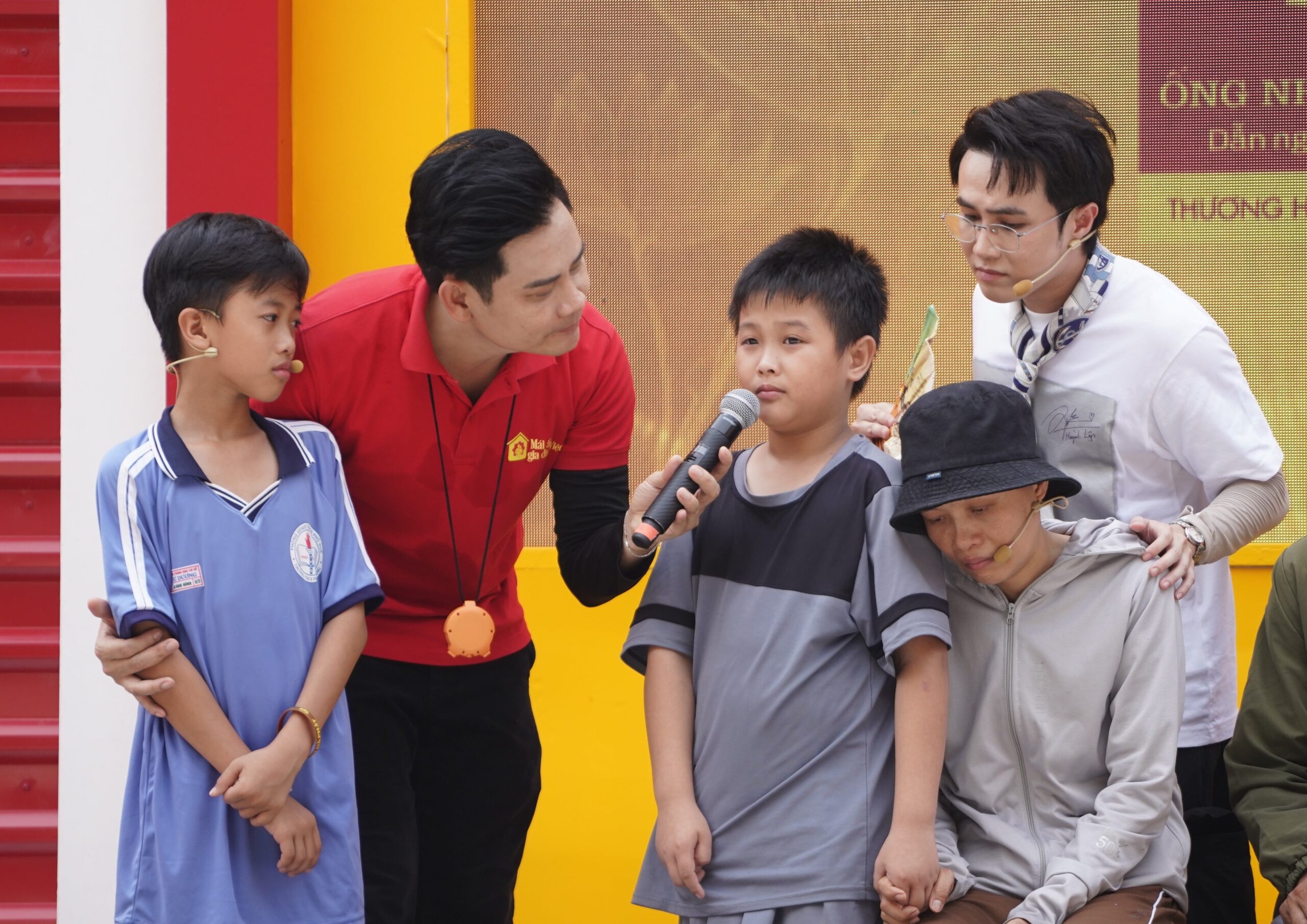 Giữa cơn đau của hóa chất và nỗi lo cơm áo, cái nắm tay là điều duy nhất chị Vân có thể trao cho các con – giản dị nhưng vô giá.