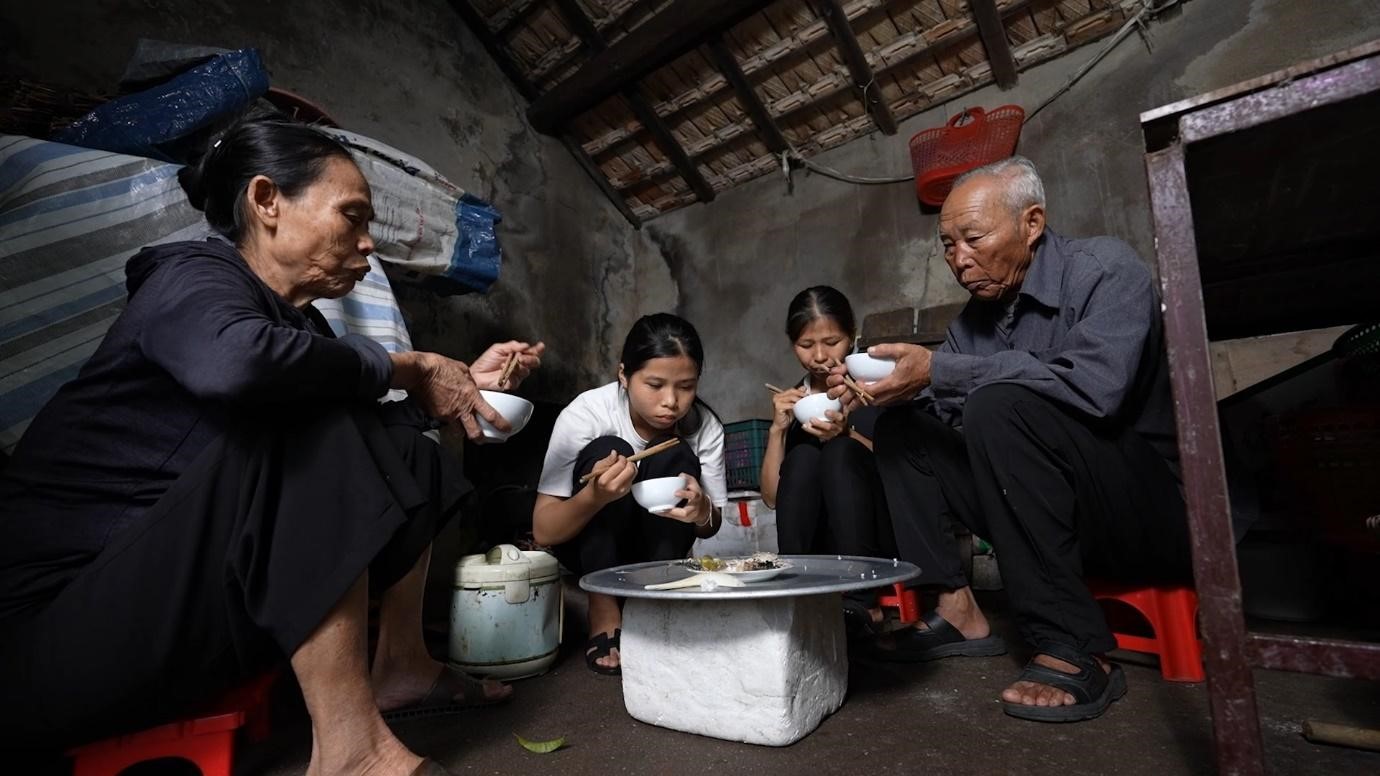 Ông Hà Văn Duyên dù tuổi cao vẫn là điểm tựa cho ba thế hệ trong gia đình.