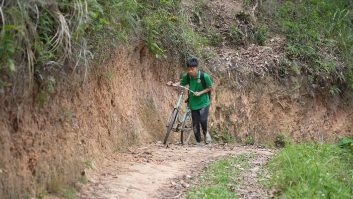 Trên con đường đồi núi gập ghềnh, em Vi Mai Lâm vẫn đều đặn đạp xe đến trường mỗi ngày, mang theo ước mơ được học hành đến nơi đến chốn.