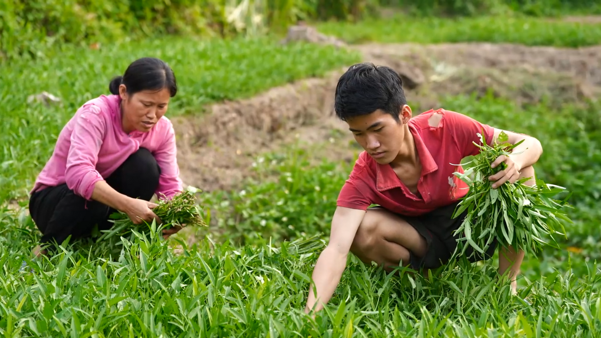 Chính tranh thủ phụ mẹ sau giờ học để san sẻ gánh nặng với người mẹ đau yếu.