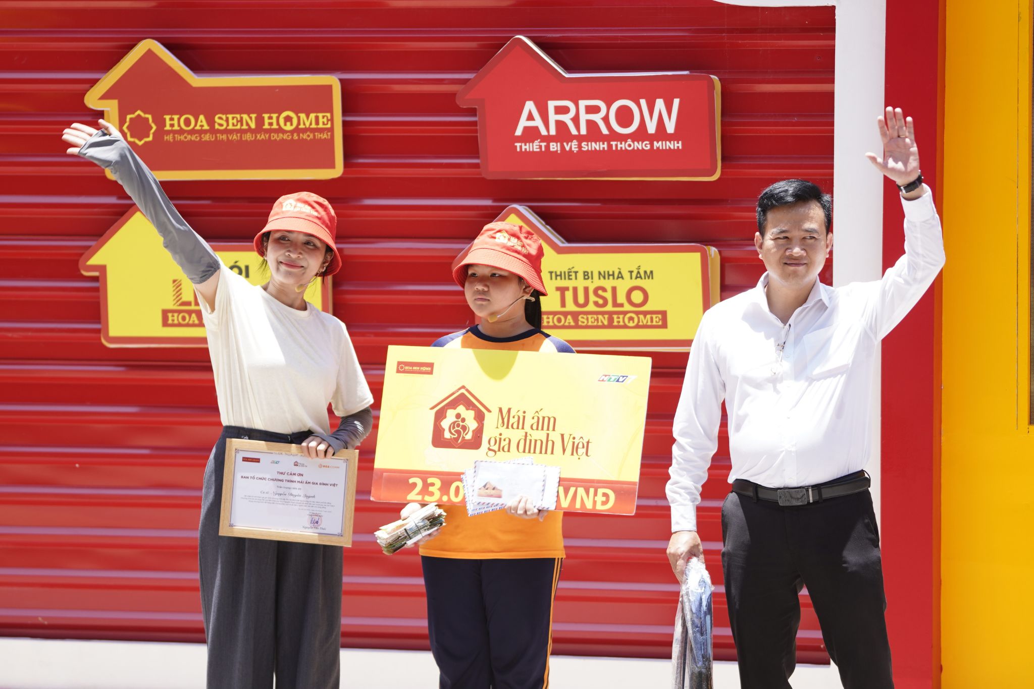 Em Bảo Hân nhận phần thưởng từ chương trình, tiếp thêm hy vọng cho gia đình vượt qua khó khăn.