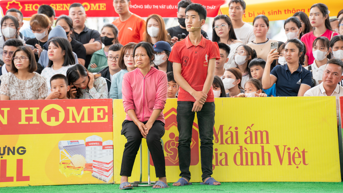 Chị Bùi Thị Mơ – người mẹ đơn thân mang bệnh, gầy gò nhưng vẫn kiên cường lao động mỗi ngày để nuôi mẹ già và con trai ăn học.
