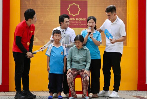 Chân sút Tiến Linh đồng hành, lắng nghe và động viên các gia đình vượt qua nghịch cảnh bằng sự chân thành và cảm thông.