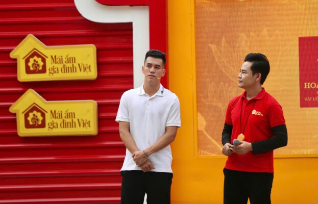 Cầu thủ Nguyễn Tiến Linh xuất hiện giản dị tại buổi ghi hình chương trình Mái ấm gia đình Việt sáng 5/7 ở TP. Đà Nẵng.