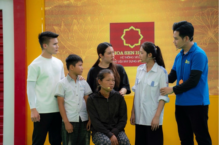 Cầu thủ Quang Hải và ca sĩ Bảo Trâm idol lặng người khi nghe về hoàn cảnh đáng thương của các em nhỏ.