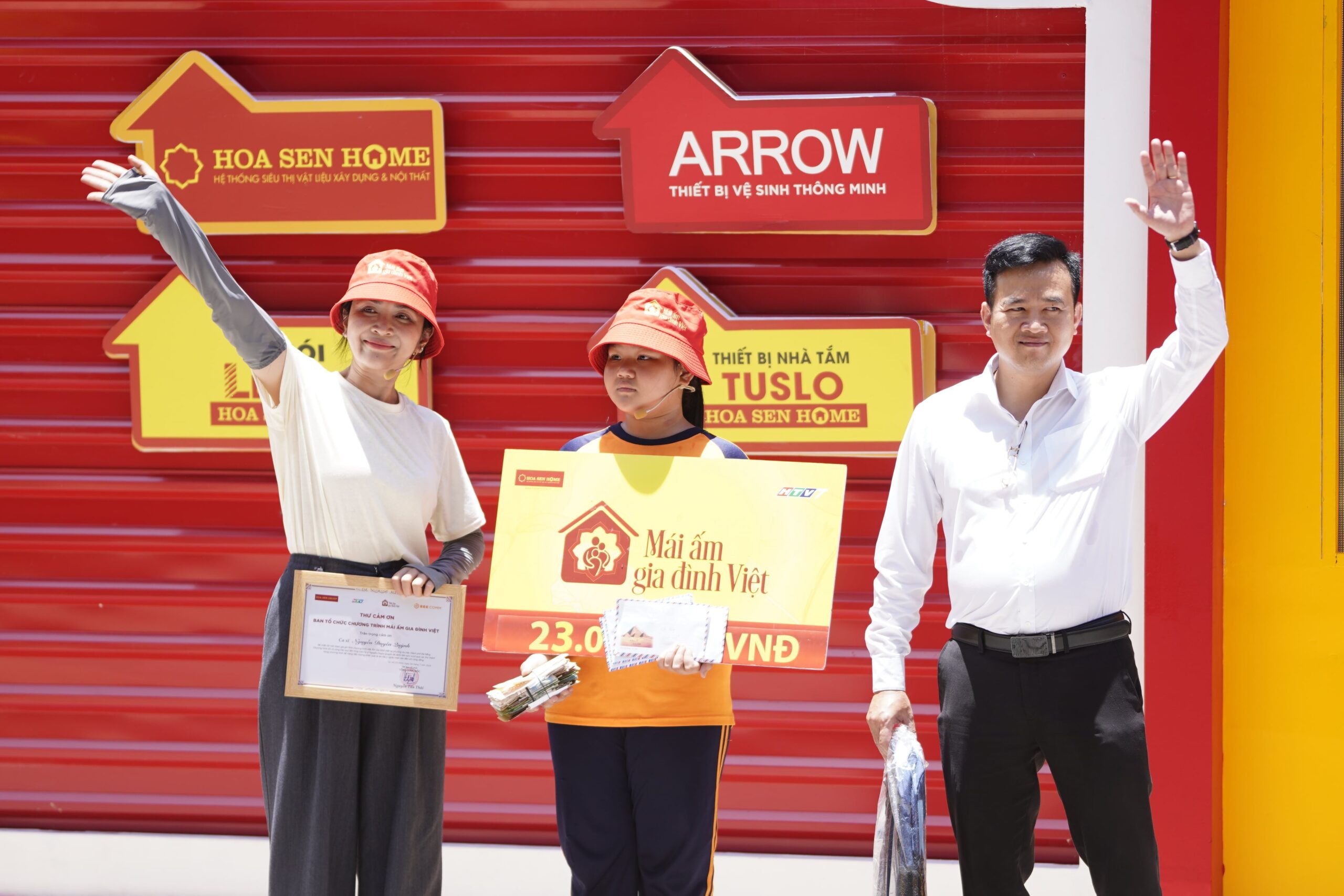 Em Bảo Hân nhận phần thưởng từ chương trình, tiếp thêm hy vọng cho gia đình vượt qua khó khăn.
