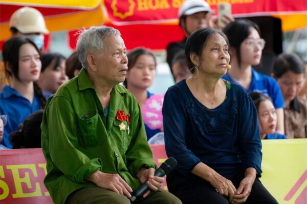 Ông bà Gia Huy, những người đã gồng gánh cả gia đình sau những biến cố mất mát.