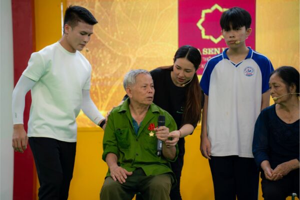 Ông Lương Văn Hảo mắc bệnh Parkinson, di chuyển khó khăn nhưng vẫn luôn là điểm tựa tinh thần cho các cháu.