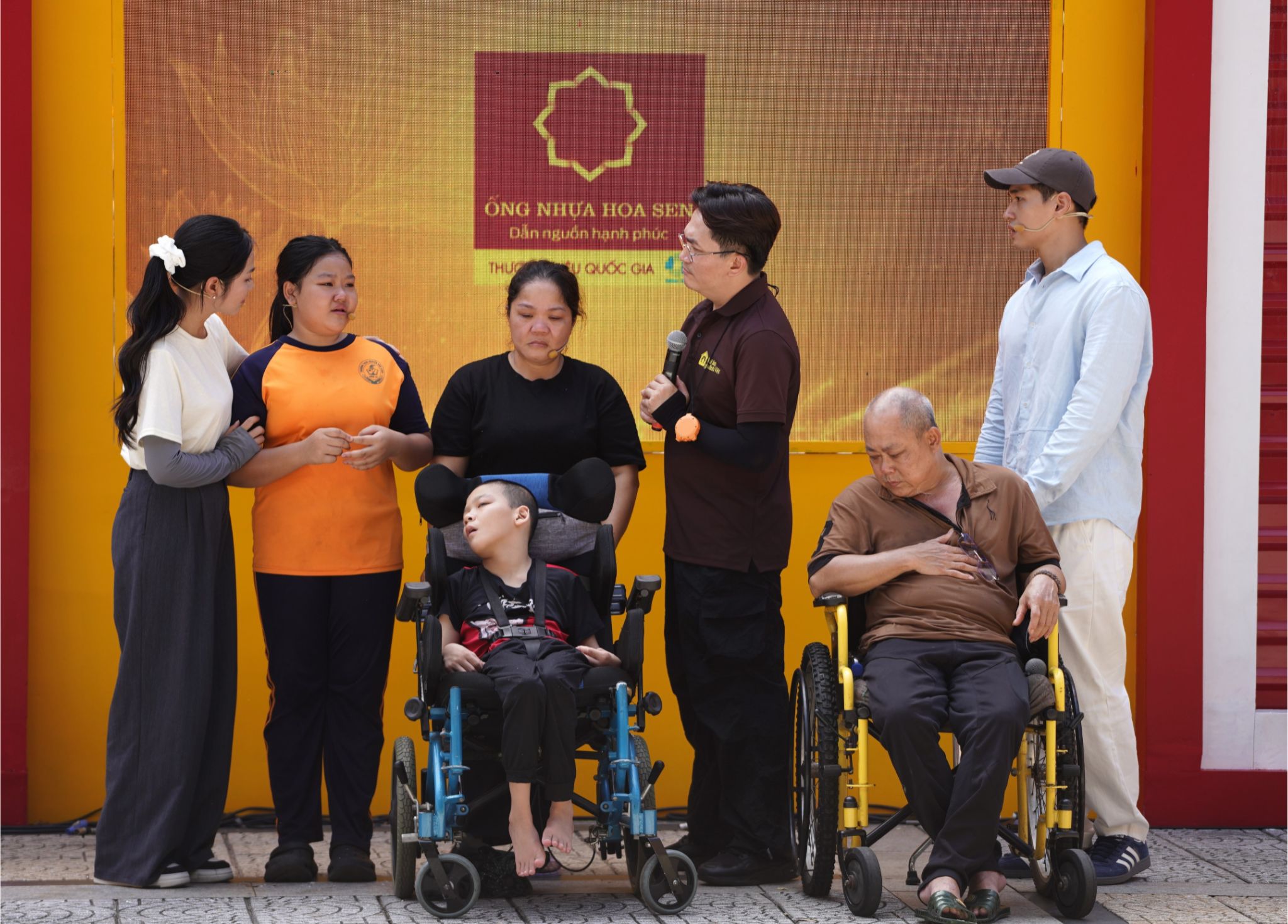 Cảm xúc nghẹn ngào bao trùm chương trình khi ba nghệ sĩ và khán giả lắng nghe hành trình vượt khó của cô bé Bảo Hân, người con hiếu thảo trong gia đình nghèo.