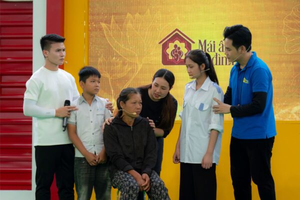 Cầu thủ Quang Hải và ca sĩ Bảo Trâm idol lặng người khi nghe về hoàn cảnh đáng thương của các em nhỏ.