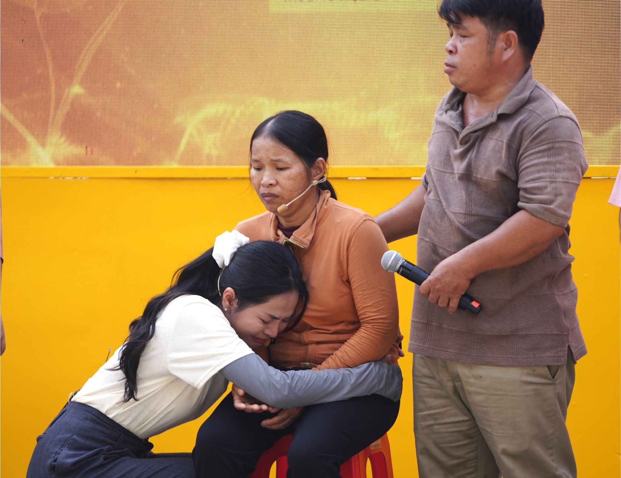 Cảm xúc vỡ òa của ca sĩ Duyên Quỳnh trước những câu chuyện đời thực đầy nước mắt và tình thương trong "Mái ấm gia đình Việt".