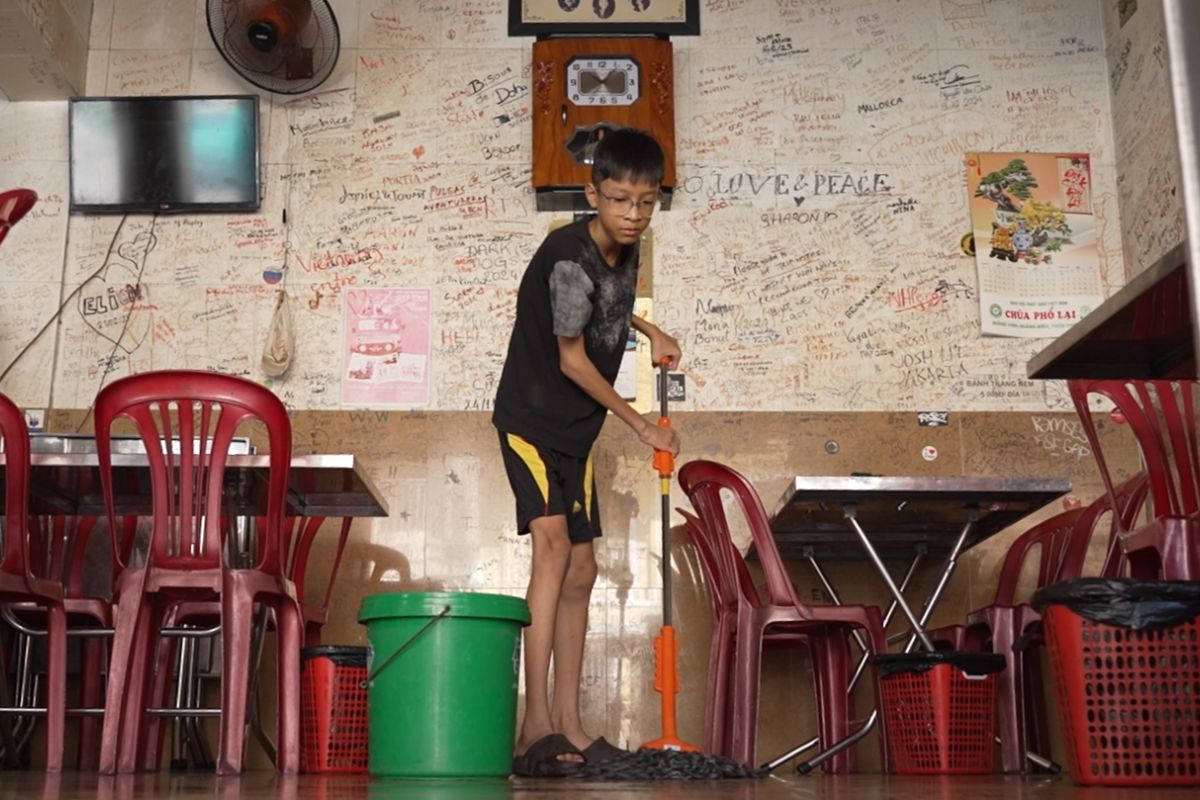 Không chỉ học giỏi, Quốc Bảo còn quán xuyến việc nhà để đỡ đần mẹ bệnh tật.