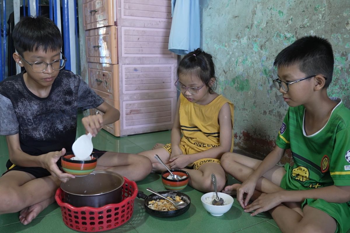 Dù bữa cơm chỉ có vài món đơn giản, ba anh em Quốc Bảo vẫn luôn nhường nhịn nhau.