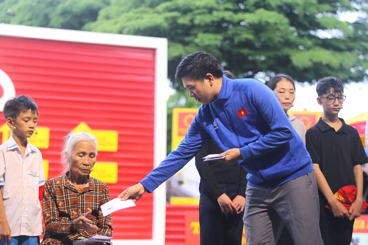 Cùng với Tập đoàn Hoa Sen, nghệ sĩ, khán giả, mạnh thường quân đã chung tay quyên góp, trao gần 700 triệu đồng trong 1 tập Mái ấm gia đình Việt.
