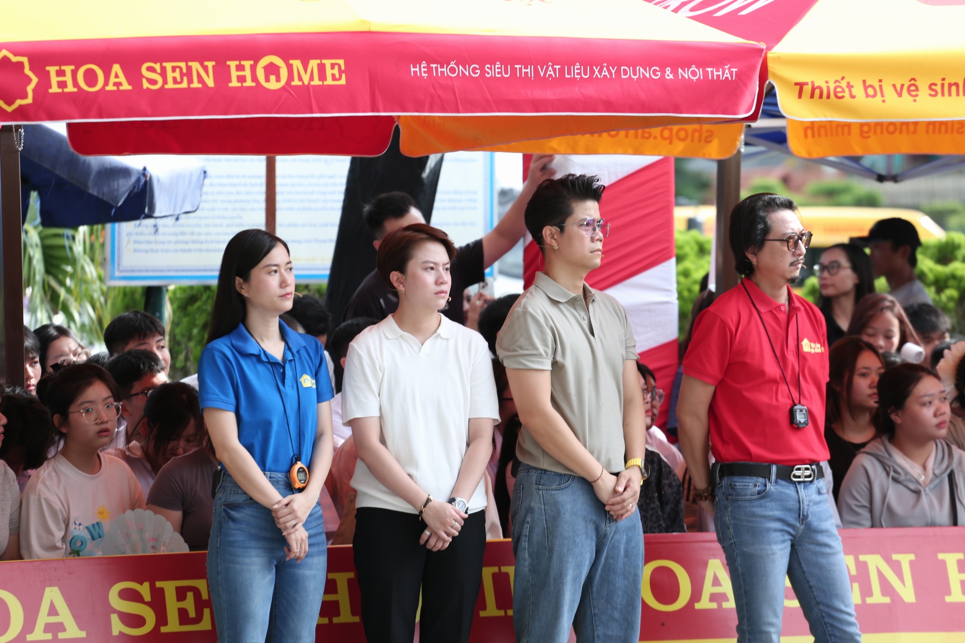 Cặp đôi Hứa Minh Đạt – Lâm Vỹ Dạ cùng nhau đảm nhận vai trò dẫn dắt chương trình.