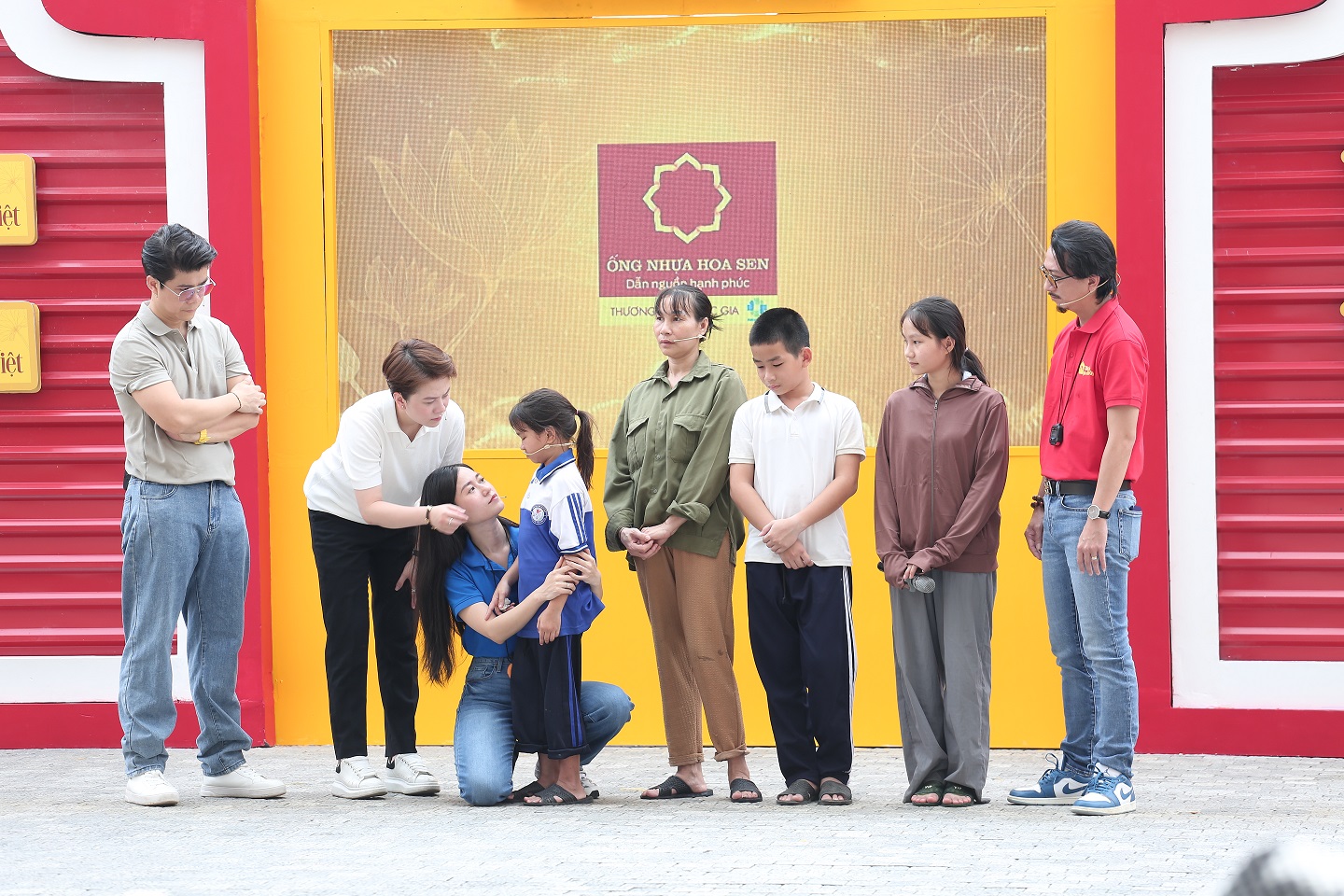 Lâm Vỹ Dạ - Hứa Minh Đạt và các khách mời xót thương trước hoàn cảnh khó khăn của gia đình Chi Yên.