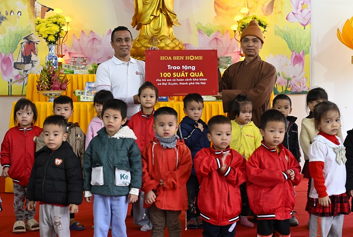 Ông Trần Đình Tài - Phó Tổng Giám đốc Tập đoàn Hoa Sen trao 100 phần quà khuyến học cho các em học sinh có hoàn cảnh khó khăn.