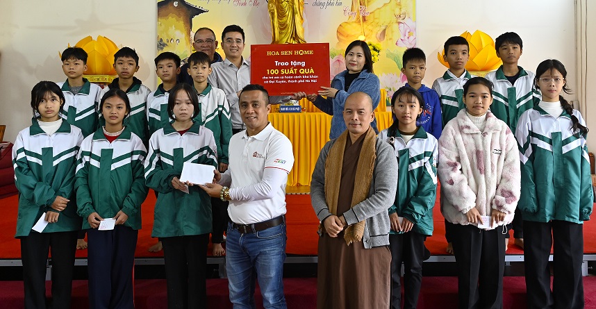 Những món quà khuyến học được trao tận tay, gửi gắm niềm tin và động lực đến các em nhỏ có hoàn cảnh khó khăn.