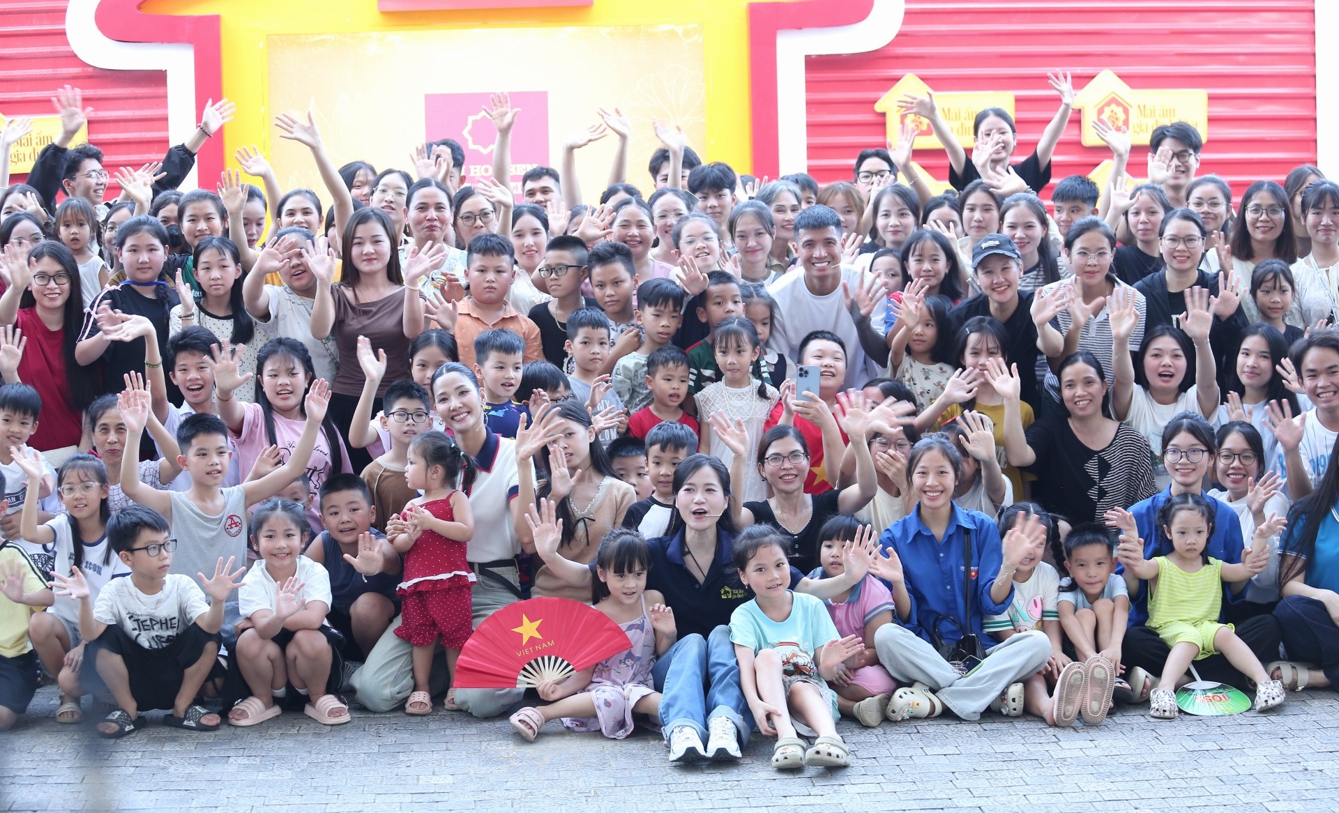 Chương trình “Mái ấm gia đình Việt” ghi hình tại Sân vận động Thôn Vạn Điểm, xã Phú Xuyên, TP. Hà Nội trong các ngày 7, 8 và 9/11/2025.