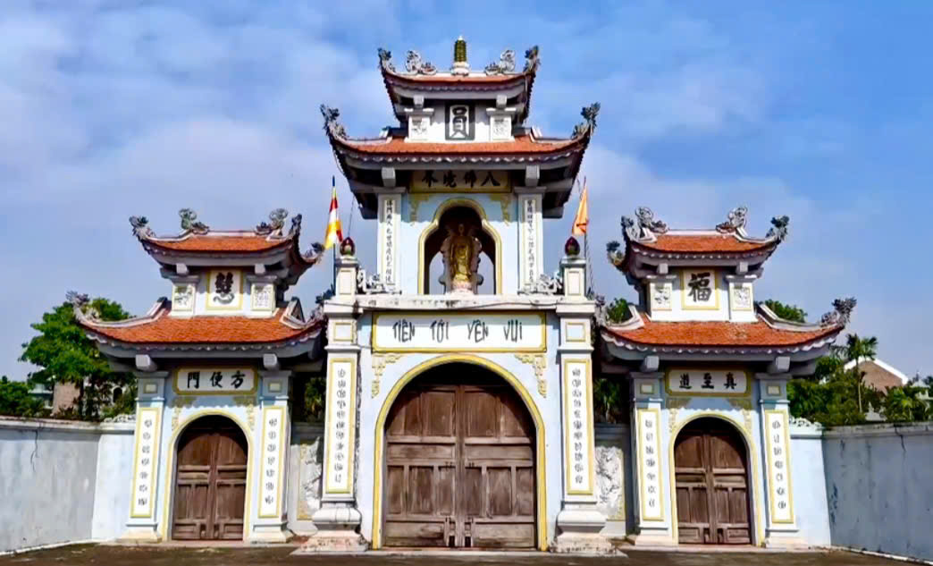 Chùa Ráng - ngôi chùa cổ kính hàng trăm năm tuổi là địa điểm trao tặng những phần quà khuyến học cho các em nhỏ có hoàn cảnh khó khăn tại xã Đại Xuyên.